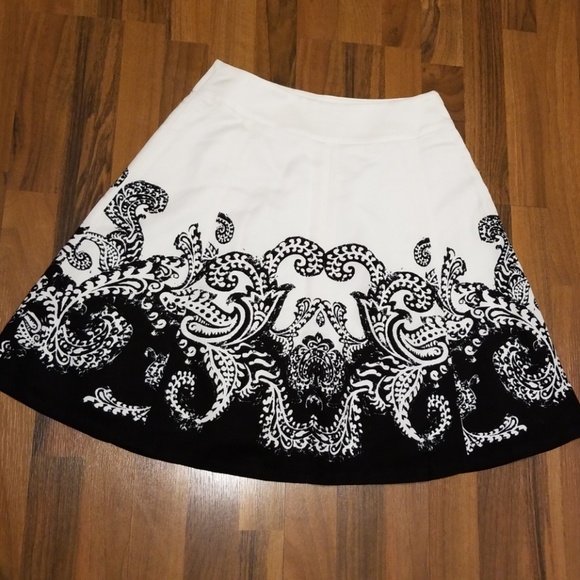 White House Black Market Dresses & Skirts - 🔸️5/$25🔸️ White House Black Market Paisley Skirt